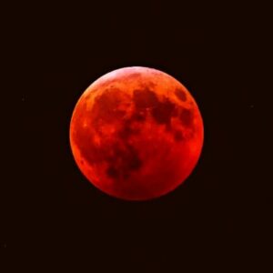 Sudamérica se tiñe del rojo con eclipse de Luna