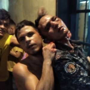 Asombroso: Reclusos en Carabobo ponen presos a dos PNB Vea Vídeo y opine