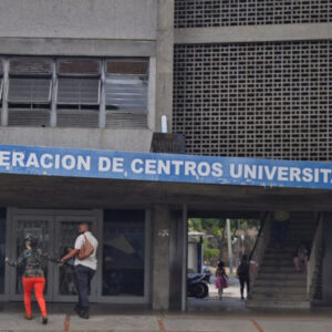 Jovenes Universitaron gritaron: “Fuera Fospuca” y “Fuera Tomás Guanipa” durante elecciones estudiantiles en la Universidad Central de Venezuela