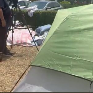 En Orlando Florida, inmigrantes de Cuba, Haití y Venezuela duermen frente Oficina de Inmigración reclamando atención Vea video