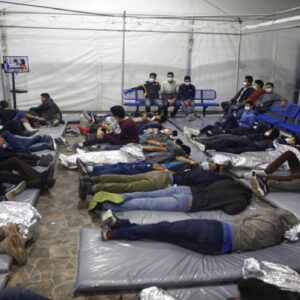 !Alerta¡ Gobernador de Texas amenaza con declarar “invasión” de inmigrantes y movilizar al Ejército