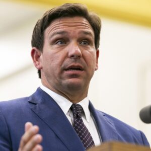 #ACUSACION por engaño, de inmigrante indocumentado a gobierno de Ron DeSantis por enviarlo a California: “Nos dijeron va a haber trabajo, casa”