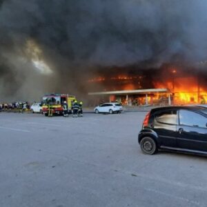 Ucrania: Al menos 10 muertos y más de 40 heridos en ataque con misil en centro comercial