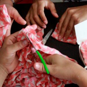 Reportaje: Menstruar en la Cartagena pobre, Mujeres cortan retazos para usarlos de “toallas”