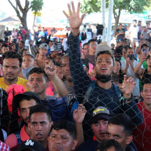 Con mucha presencia de venezolanos: Caravana migrante tramita documentos en sur de México para avanzar a Estados Unidos