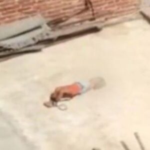 Abominable: Mujer amarró a su hija de manos y pies y la dejó bajo el sol en la India Vea vídeo