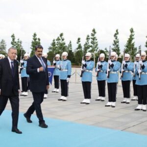 Internacional: Maduro recibe honores a su llegada a Turquía