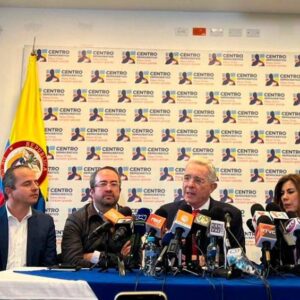 “No se vaya nadie del país”: declara Uribe luego de reunirse con Petro ver vídeo