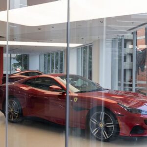 Asombroso: La Venezuela socialista ahora tiene Ferraris y casinos