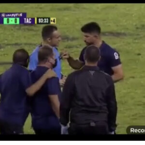 Ni el deporte se salva: Vea Vídeo de como en pleno  juego de fútbol sobornan a un arbitro venezolano