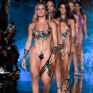 La locura en Miami: Vea estas esculturales modelos cuyo único traje es una cinta adhesiva