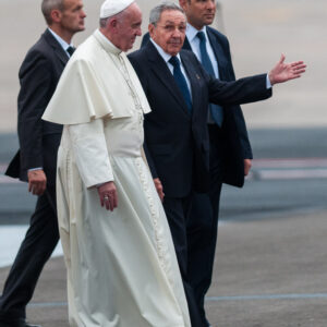 Papa Francisco confiesa y admite que tiene»buena relación» con el dictador Raúl Castro