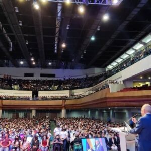 Rosales entrega más de 4 mil certificados a becados y anuncia nuevo censo en octubre