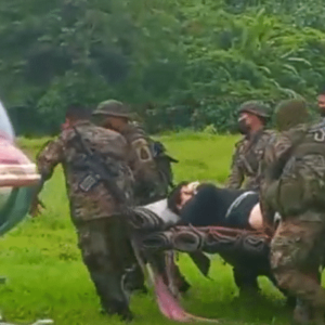 Huyendo de la crisis: Militares panameños rescatan a dos migrantes venezolanas abandonadas en la selva del Darién
