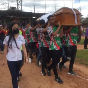 ¡Conmovedora despedida! A niño beisbolista que muere tras una pelota bateada directamente al pecho