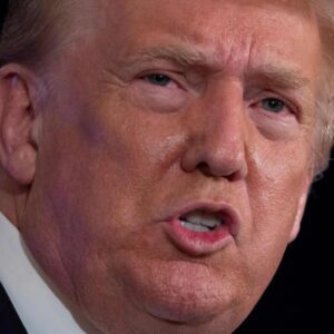 Donald Trump advierte que “van a pasar cosas terribles” mientras se le culpa de la violencia contra el FBI