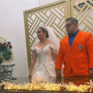 Las tiene bien puestas: Se casa usando el traje de Gokú mientras que su novia estaba perfectamente de blanco (Vídeo)
