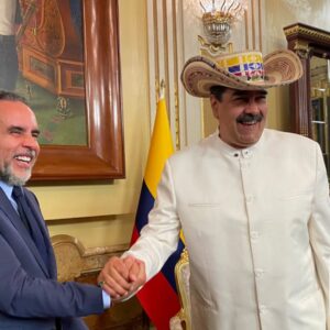 Entre risas y abrazos, disfrazado de «colombiano»: Maduro recibe credenciales del embajador designado por Presidente Petro