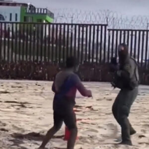 SE HIZO VIRAL: Pelea entre supuesto coyote y agente migratorio Ver vídeo