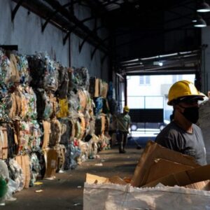 Venezolanos Haciendo dinero con la basura: recicladores y otra formas en Perú