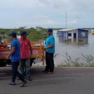 Gobernación del Zulia atiende poblaciones afectadas por inundaciones en la Guajira