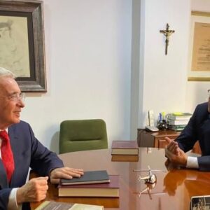 Ex presidente Uribe muy diplomáticamente anuncia su ausencia en toma de posesión de Petro