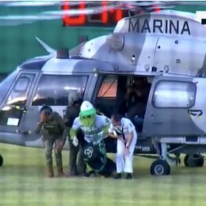 Lluvia de críticas por traslado en helicóptero de mascota de béisbol en Mexico