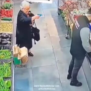 DIVERTIDO | Una abuela y un vendedor de una frutería se «intimidan» cada vez que se ven (Video)