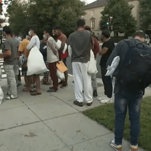 Venezolanos migrantes trasladados por DeSantis a Martha’s Vineyard afirmaron que fueron engañados y que su destino era Boston