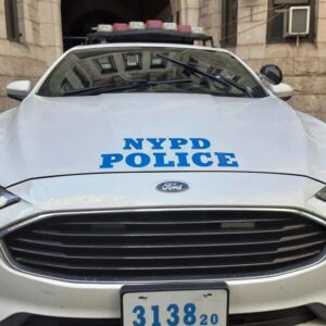 EN DESQUITE Hombre destrozó patrulla NYPD a tubazos: Vea insólito video que captó violencia campante en Nueva York