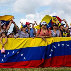 Simpatizantes venezolanos del partido repúblicano en Miami apoyan medidas migratorias de DeSantis para la Florida