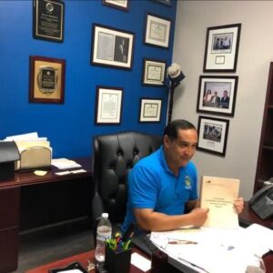 Estados Unidos: Acusación por presunto «pago ilegal» contrapone a comisionado de Miami-Dade