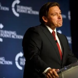 Estados Unidos: Gobierno de Ron DeSantis podría ser investigado por tráfico de personas al engañar a inmigrantes enviados a Martha’s Vineyard