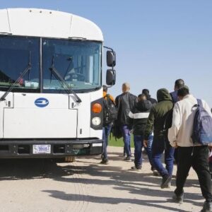 Migrantes que llegan a Texas en las peores condiciones son enviados a Nueva York y Washington