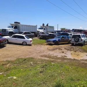 Transportistas exigen asfaltado en la troncal de Caribe.