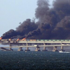 Guerra Rusia-Ucrania: Explosión daña puente de Crimea, golpeando esfuerzo de guerra ruso