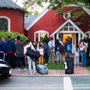 CASO MARTHAS VINEYARD: Identifican a mujer que ‘engañó’ a migrantes venezolanos enviados por DeSantis en vuelos a Massachusetts