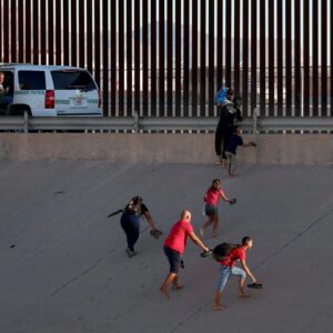 El Gobierno de Biden considera programa humanitario de libertad condicional para venezolanos