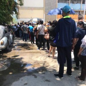 Desesperados educadores hacen largas filas para adquirir zapatos “revolucionarios mesmos”