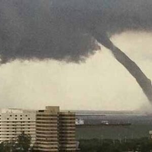 Peligro inminente: Tres trombas marinas se forman en costas de Baralt, en alerta por inundaciones