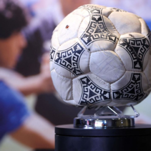 El balón tocado por “la mano de Dios” de Maradona, vendido por 2 millones de libras en Londres