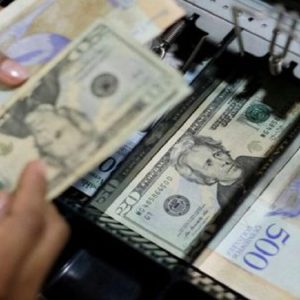 El dólar sigue su camino al infinito y el salario en el subsuelo