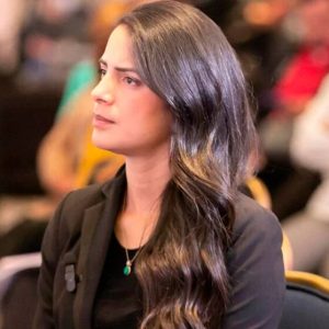 El Salvador: Quién es Claudia Ortiz, la voz emergente que se anima a enfrentar a Nayib Bukele