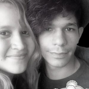 ABOMINABLE CRIMEN: Mata a puñaladas a su pareja y le corta las venas para simular un suicidio