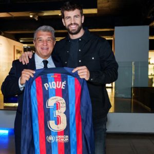 Piqué entrega al museo del FC Barcelona la camiseta con la que jugó el último partido