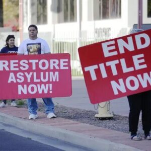 Sobre la Inmigración: Quince estados republicanos piden a un juez que mantenga en vigor el Título 42