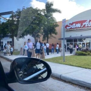 HECHOS AÚN NO CLAROS: Cientos de personal corrieron en el Dolphin Mall, por supuesta falsa alarma de disparos
