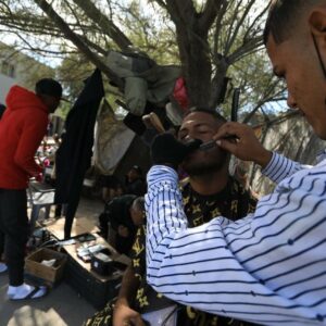 Venezolanos en la frontera de México subsisten como barberos