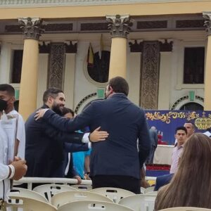 ¿Efecto del diálogo? Hijo de Nicolás Maduro y Carlos Prosperi, precandidato de AD, SE SALUDARON EN MISA de la Chinita en Maracaibo