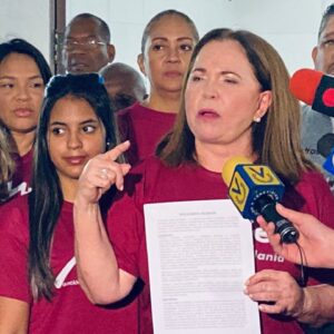 Aixas Armas, presidente de la organización Mujer y Ciudadanía oficializó Pacto de No Agresión entre candidatos opositores